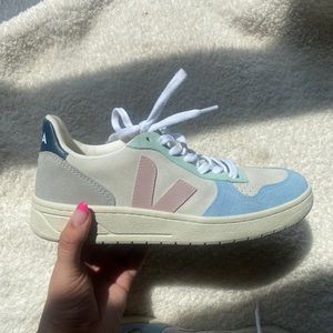 Veja V-10 suede pastel sneaker - size 38